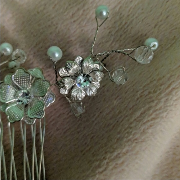 Silver beaded hair piece. - Picture 2 of 3